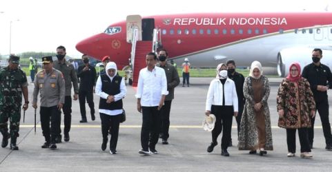 Presiden Jokowi tiba di Bandara Juanda Sidoardjo disambut Gubernur Jawa Timur Khofifah Indar Parawansa. (Foto : Setpres)