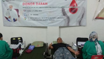 Guna mencukupi stok darah selama Ramadan, MT Habib Abubakar Al Attas Azzabidi &ldan  PMI Tangsel mengadakan  donor darah. (din)