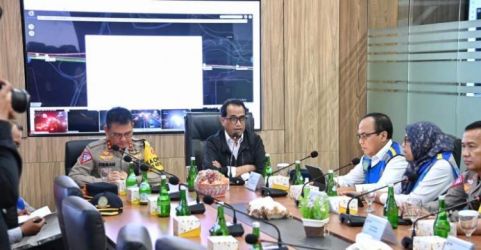 Menteri Perhubungan Budi Karya Sumadi (tengah kanan) bersama Kakorlantas Irjen Pol. Firman Santyabudi (tengah kiri) saat mengevaluasi pelaksanaan arus mudik Lebaran.   Foto : Ist