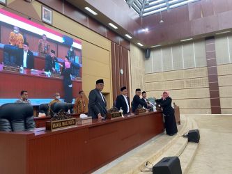 Pansus LKPj Walikota Tahun Anggaran 2022 menyerahkan rekomendasi hasil Pansus kepada Walikota Tangsel Benyamin Davnie dalam rapat paripurna yang digelar, Kamis (13/4). (dra)