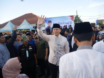 Ketua Umum Partai Demokrat, Agus Harimurti Yudhoyono, saat menyampa warga di kawasan Wisata Kuliner Gedung Juang, Pandeglang, Senin (17/4/2023).(Ari Supriadi/Tangsel Pos)