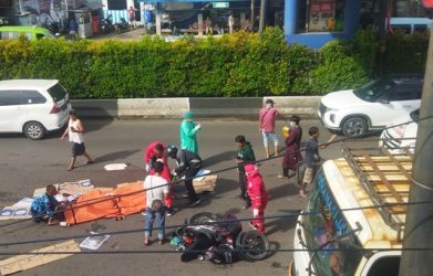 Petugas PMI Kota Tangerang sedang mengevakuasi jazad pemotor yang meninggal   foto ; Ist