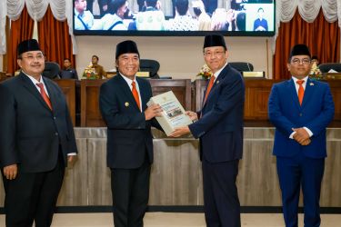 Pj Gubernur Banten saat menghadiri Rapat Paripurna DPRDp dengan agenda penyerahan LHP BPK RI. (Foto : Humas Pemprov)