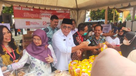 Bazaar Ramadan yang berlangsung di Kantor Kecamatan Pondok Aren, Kota Tangerang Selatan (Tangsel), ramai diserbu warga, Rabu (12/4/2023). (tangselpos.id/rmn)