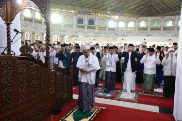 Pj Gubernur Banten Al Muktabar Salat Idul Fitri 1444 H di Masjid Raya Al Bantani. (Ist)