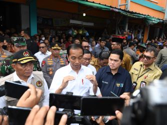 Presiden Jokowi saat meninjau Pasar Tradisional di Pasar Kelapa, Kota Cilegon, Selasa (11/4)   foto : Setpres