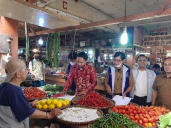 Pantauan harga sayur ole H slamet Riyadi sh di pasar serpong (baju batik merah). (Sudin Antoro/Tangselpos)