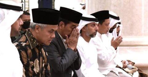 Presiden Joko Widodo didampingi Gubernur Jawa Tengah Ganjar Pranowo melaksanakan salat taraweh di Masjid Syekh Al Zayed, Surakarta, Jawa Tengah. (Ist)