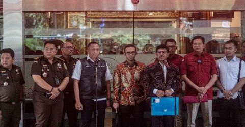 Menkominfo Johnny G Plate  memberikan keterangan pers seusai menjalani pemeriksaan sebagai saksi di Kejaksaan Agung, Jakarta, Kamis (15/3/2023). (Ist)