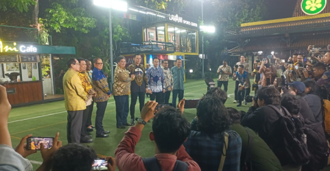 Saat tiba di Cijeas Bogor Jetum Golkar Airlangga Hartarto disambut Ketum Demojrat AHY.  Foto : Ist