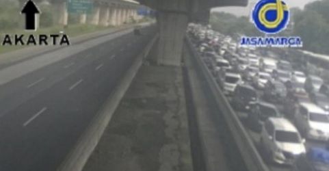Situasi arus lalu lintas di Ruas Tol Jakarta - Cikampek KM 36 pada Kamis (20/4) pukul 09.50 WIB menuju arah Cikampek terpantau padat. Sementara yang menuju Jakarta, ramai lancar.    Foto : Istqq