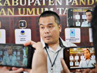 Ketua KPU Pandeglang, Ahmad Sujai, saat menyampaikan keterangan pers.(Ari Supriadi/Tangsel Pos)