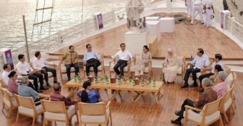 Para Kepala Negara saat santai sambil berdiskusi diatas kapal di Labuan Bajo. Fotot : Setpres