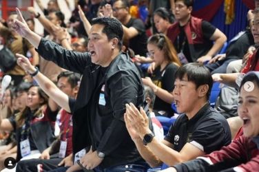 Erick Thohir saat nonton final basket putri di Sea Games 2023 bersama STY. Foto : Ist