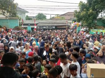 Ribuan warga Pamulang Timur memadati Kantor kelurahan pada acara puncak HUT Kelurahan Pamulang ke 43 Tahun.(din)
