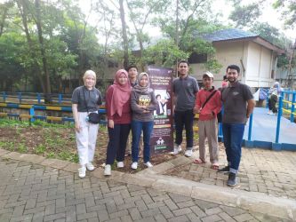 KPU Kota Tangsel saat melakukan pemantauan pos layanan tanggapan masyarakat di Situ Gintung, Ciputat Timur. (dra)