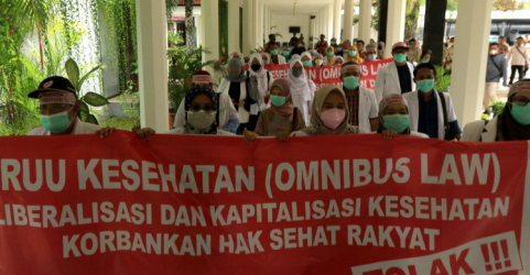 Saat Nakes di Banyuwangi melakukan demo di kantor DPRD.  Foto : Ist