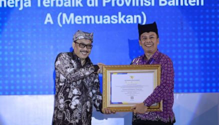 Kepala ANRI, Imam Gunarto memberikan secara langsung penghargaan kearsipan kepada Asisten Daerah III Administrasi Umum Kabupaten Tangerang, Firzada Mahali. Ist