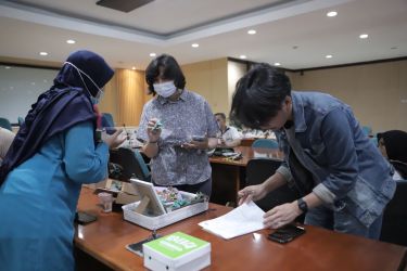 Petugas Dinas Perindustrian Perdagangan Koperasi dan Usaha Kecil Menengah (Disperindagkop UKM) Kota Tangerang tampak memantau para UKM Kota Tangerang yang tengah mendaftarkan merek mereka.
