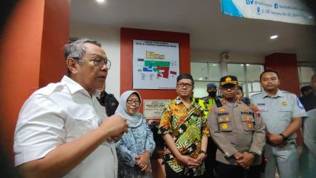 Wali Kota Tangerang Selatan saat memberikan keterangan pers. Foto : Humas Pemkot