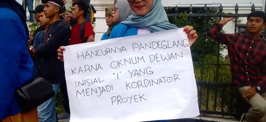 Aksi unjuk rasa PMII Pandeglang di depan Kantor Bupati, Rabu (17/5/2023).(Istimewa)
