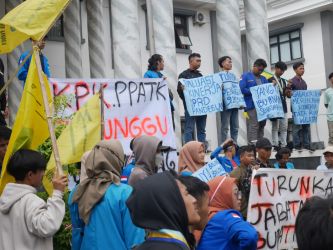 Puluhan aktivis PMII melakukan aksi unjuk rasa di depan Kantor Bupati Pandeglang di Jalan Bhayangkara, Kamis (11/5).(Ari Supriadi/Tangsel Pos)