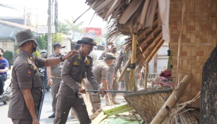 Petugas Satpol PP Kabupaten Tangerang tengah melakukan penertiban atas bangunan liar (bangli) yang berdiri di badan jalan di wilayah Kecamatan Sepatan Timur.