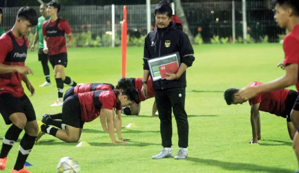 Pelatih Indra Safrie saat berlatih bersama anak-anak Timnas U 22. Foto : Ist