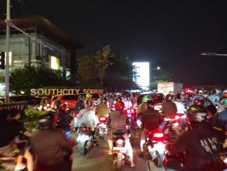Kepadatan kendaraan di simpang Southcity Pondok Cabe. (din)