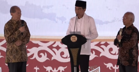 Presiden Jokowi (tengah) saat menawarkan Daryanto (kiri) dan Suryo, untuk kembali menyandang status WNI di Pidie, Aceh, Selasa (27/6). Foto: Setpres