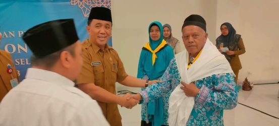 Asda Satu Kota Tangsel Dadang Raharja berjabat tangan sebagai tanda Pelepasan dan ucapan selamat pada 41 Calhaj Kloter 55 JKG.(din)