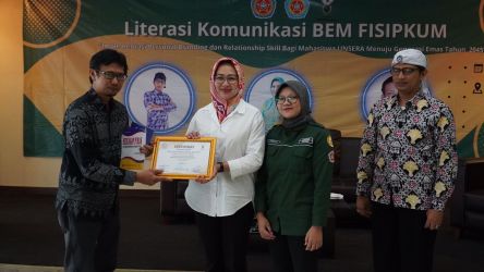 Airin Rachmi Diany saat jadi pembicara di literasi komunikasi BEM FISIPKUM