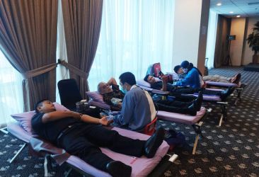 DONOR DARAH: Peserta saat mendonorkan darahnya pada kegiatan donor darah yang digelar Azana Suite Hotel Antasari Jakarta Selatan, Senin (26/6/2023). Foto : Ist