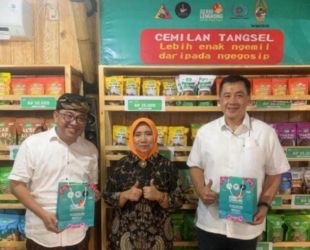 Founder Gerai Lengkong Hj. Lista Hurustiati (tengah) bersama Suryandi dari penggiat lingkungan dan penggiat pengolahan Daur Ulang (Dalang) (kiri) bersama, Owner Tim Kreatif Gemini Booth Indonesia Giovane Tionardy (kanan).(din)