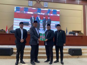 Pimpinan DPRD Kota Tangsel menyerahkan laporan hasil Reses kepada Walikota Tangsel Benyamin Davnie, Selasa (20/6).(dra)