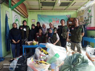 Bank sampah RW 15 Kelurahan Kedaung Pamulang kembali nimbang  sampah. Ini yang ke lima kalinya sejak dilaunching pada Februari lalu.(din)