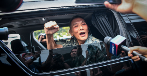 Pengusaha Jusuf Hamka berada di mobil usai melakukan pertemuan dengan Menteri Koordinator Bidang Politik, Hukum, dan Keamanan Mahfud MD, di kantor Kemenkopolhukam, Jakarta, Selasa (13/6/2023). Foto : Ist