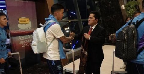 Ketum PSSI Erick Thohir menyambut langsung Timnas Argentina di Bandara Soekarno Hatta. Foto : Ist