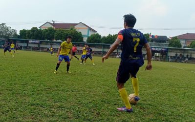 Kapten Denis FC, Abdullah Arshavin dibayangi pemain Imad FC.(Ist)