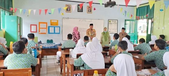 Kasi Pendidikan Madrasah (Penmad) Kemenag Tangsel, Muhammad Edi Suharsongko (depan tengah) melakukan monitoring.(din)