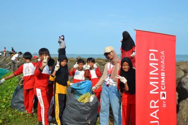 Gerakan Pantai Bersih Melalui Program Beach Cleaning Up di Pantai Caringin. (Ist)