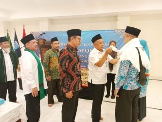 Asda Tiga Taryono secara simbolis (dua kanan) saat pelepasan Calon jamaah haji Kloter 58 JKG.