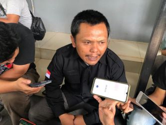 Anggota Bawaslu Kota Tangsel Slamet Santoso saat memberikan keterangan pers, usai mengikuti rakor tertutup bersama dengan KPU Kota Tangsel, di Kantor KPU Tangsel, Selasa (13/6).(dra)