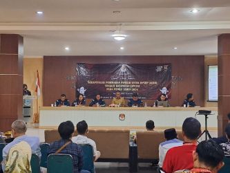 KPU Kota Tangsel tengah melakukan kegiatan monitoring Rapat Pleno terbuka Rekapitulasi Perubahan Pemilih untuk DPSHP akhir tingkat Kecamatan Ciputat.(dra)