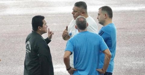 Ketua Umum PSSI Erick Thohir (kiri) berbincang dengan Presiden Sepak Bola Argentina Claudio Tapia di Stadion Utama Gelora Bung Karno Senayan, Jakarta. Foto : Ist