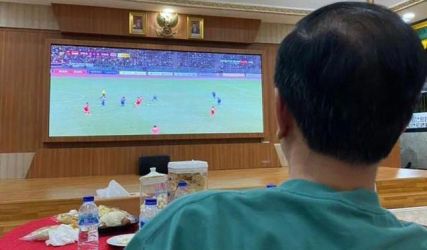 Presiden Jokowi saat menonton pertandingan sepakbola Sea Games. Foto : Setpres