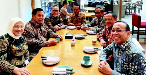 Para Menteri yang ikut ngopi saat Presiden Jokowi ngopi bareng PM Malaysia Anwar Ibrahim. Foto : Ist