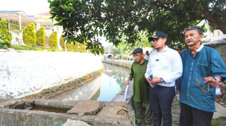 Wakil Walikota Tangsel Pilar Saga Ichsan melakukan peninjauan sekaligus pemetaan Kali Cibenda yang melintasi Perumahan Reni Jaya Pamulang, Jumat (8/6).(din)