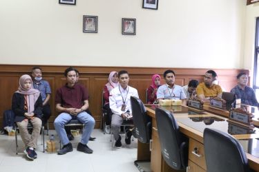 Pendamping PKH Mandalawangi, Adit Restu Fauzi (kedua dari kiri) memberikan keterangan dalam rapat dengar pendapat di Komisi IV DPRD Pandeglang, Rabu (21/6/2023).(Istimewa)