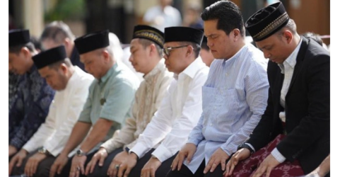 Menteri BUMN Erick Thohir (kedua kanan) Salat Idul Adha, di Indian Recreation Club 63 Caroline Hill Road, Hong Kong, Kamis (19/6). Foto: Ist